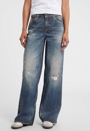 - Wide leg