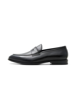 Czarny, skórzany półbut męski typu slip-on z niskim obcasem i zaokrąglonym noskiem, widoczny z boku na białym tle.