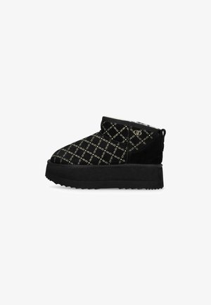 Botine negre din suede, cu talpă platformă, având un model diamantat în text auriu. Include o căptușeală moale și un tab de prindere în spate pentru a fi ușor de încălțat.