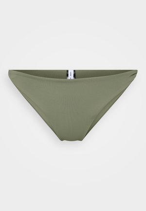 Parte inferior de bikini color verde oliva, hecha de una tela suave y elástica. Presenta un corte de cintura baja y un diseño minimalista sin hardware visible.