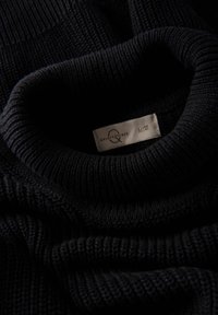 Czarny sweter z dzianiny z prążkowanym kołnierzem typu golf. Posiada metkę z nazwą marki. Miękka tekstura z równomiernymi st stitches.