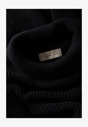 Maglione nero a maglia con colletto alto a coste. Presenta un'etichetta con il nome del marchio. Texture morbida con cuciture uniformi.