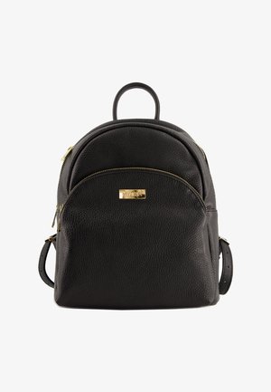 Sac à dos en cuir noir avec une finition texturée, une forme arrondie, une poche zippée à l'avant et des accessoires en métal doré. Il possède une poignée supérieure et des bretelles ajustables.