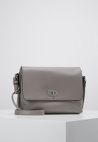 Szara skórzana torba crossbody o prostokątnym kształcie, płaską klapą, srebrnymi elementami i regulowanym paskiem. Gładka tekstura, minimalistyczny design.