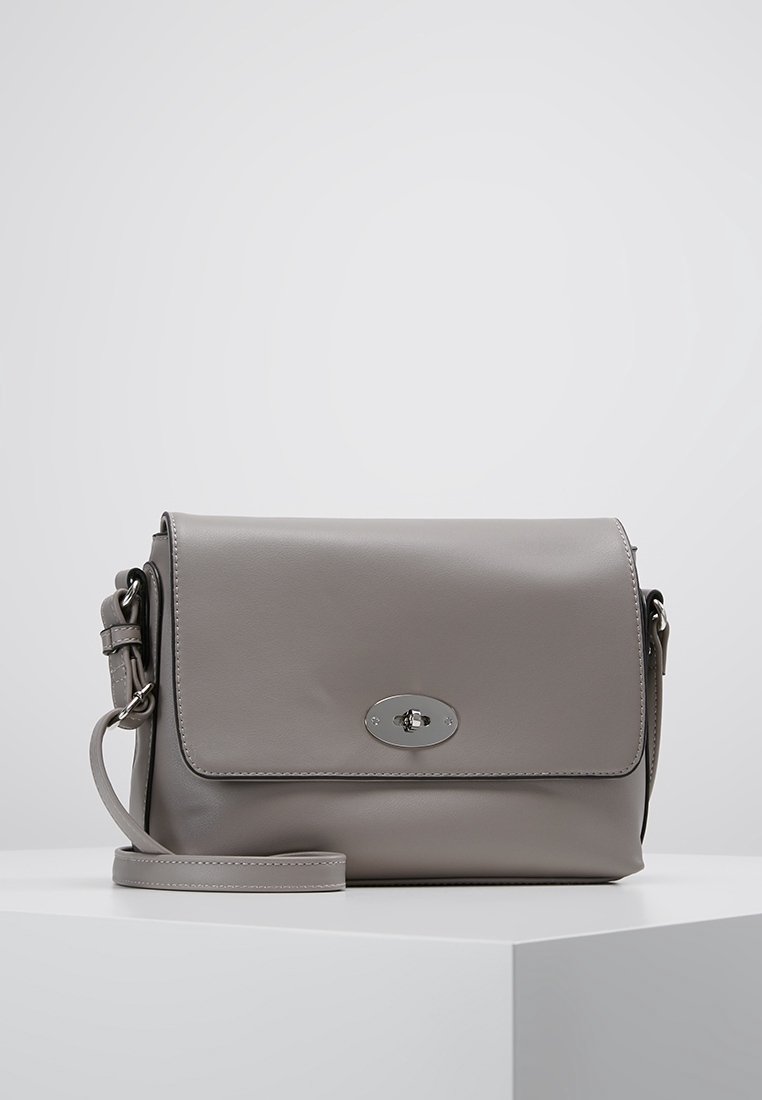 Szara skórzana torba crossbody o prostokątnym kształcie, płaską klapą, srebrnymi elementami i regulowanym paskiem. Gładka tekstura, minimalistyczny design.