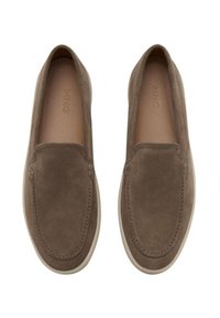 Braune Wildleder-Slipper mit glatter Textur, abgerundeter Zehenpartie und hellfarbener Gummisohle. Merkmale sind die Stickerei entlang der Kanten.