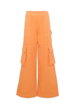 Pomarańczowe, szerokie spodnie cargo z elastycznym pasem i dużymi klapkowymi kieszeniami na udach, przedstawione na białym tle.