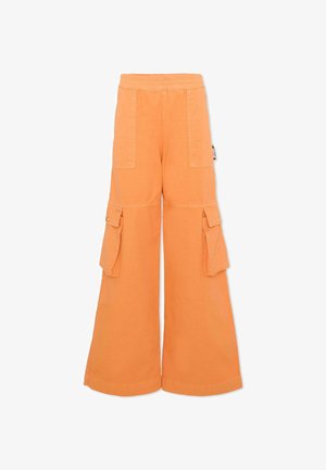Pomarańczowe, szerokie spodnie cargo z elastycznym pasem i dużymi klapkowymi kieszeniami na udach, przedstawione na białym tle.