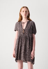 Kjole med leopardmønster i lett stoff, korte pufferm, dyp V-hals med knyting, samlet midje, flytende kant.