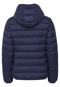 Námornícka modrá nadýchaná bunda s kapucňou, vertikálnym prešívaním a hladkou, lesklou štruktúrou. Elastické manžety a spodný lem pre priliehavé nosenie.