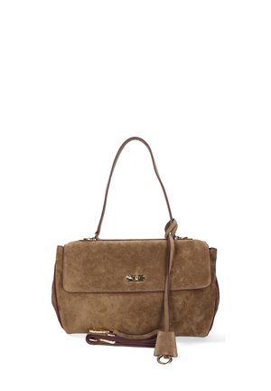 Borsa a mano in suede marrone con chiusura a pattina, hardware dorato e tracolla rimovibile. Presenta una superficie testurizzata e una forma rettangolare.