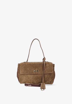 Brązowa torebka z zamszu z klapą, złotymi okuciami i odpinanym paskiem na ramię. Posiada fakturowaną powierzchnię i prostokątny kształt.