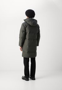 Lindbergh COAT - Ziemas mētelis - dark green