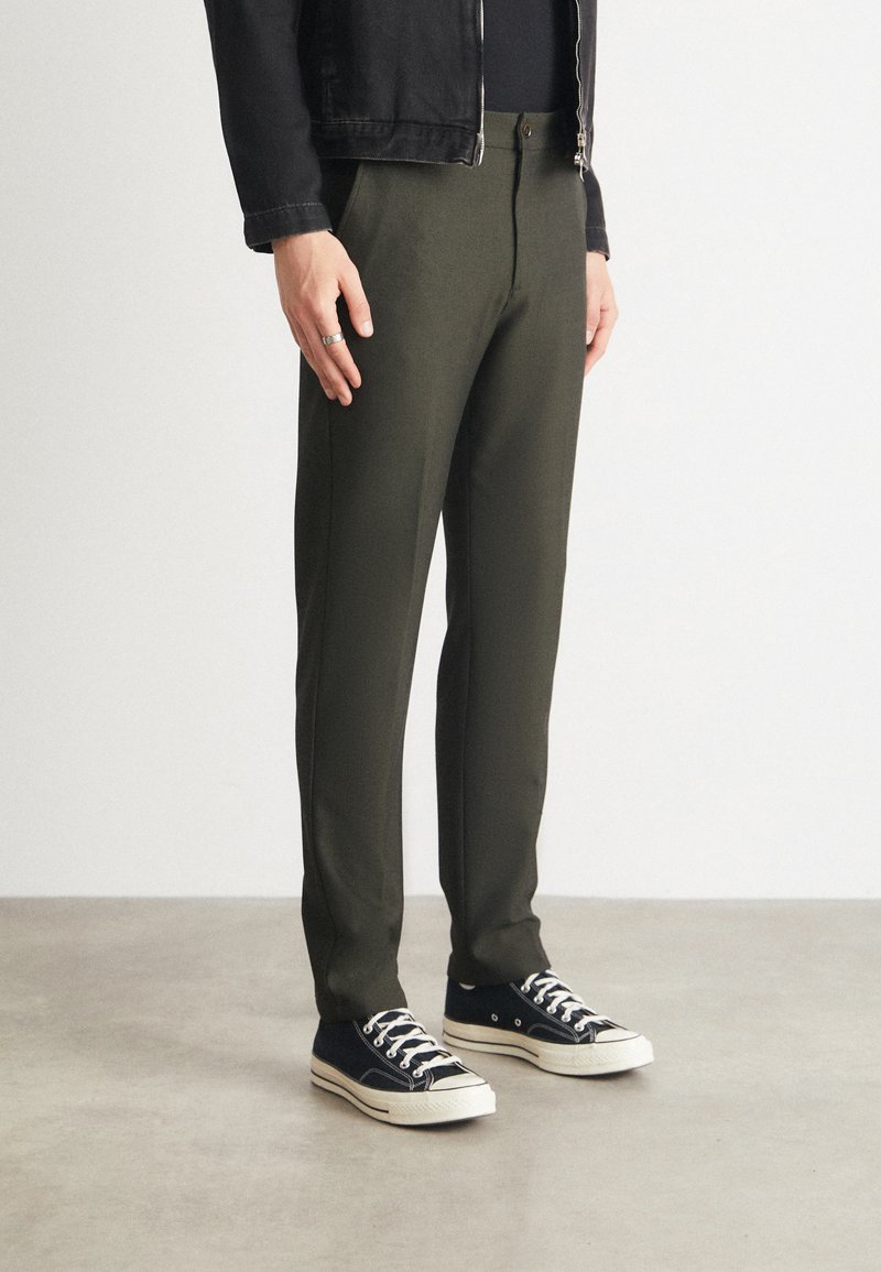 Les Deux COMO PANTS SEASONAL - Chinos tipa bikses - deep forest/charcoal