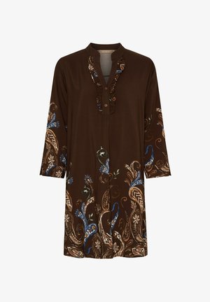 Brun tunika med rynket krave og knapper, med et blomstret paisley-mønster i blå og beige på ærmer og forside.