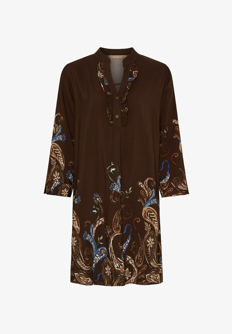 Brun tunika med rynket krave og knapper, med et blomstret paisley-mønster i blå og beige på ærmer og forside.