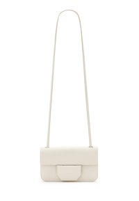 Hvid læder crossbody taske med rektangulær form, flad flaplukning og en aftagelig strop. Glat tekstur med minimal hardware.