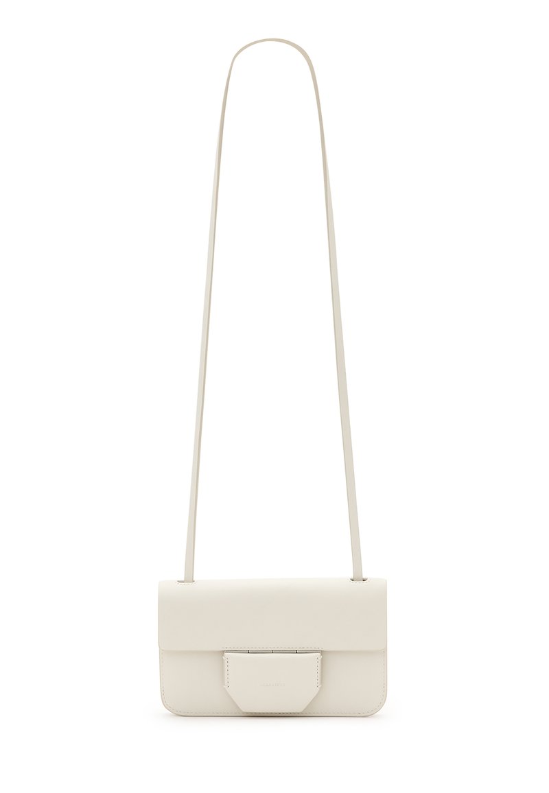 Hvid læder crossbody taske med rektangulær form, flad flaplukning og en aftagelig strop. Glat tekstur med minimal hardware.
