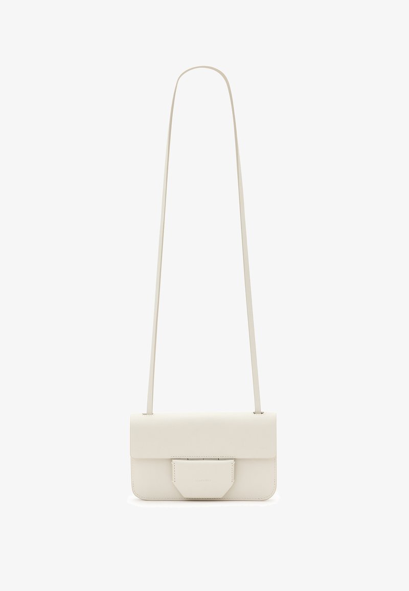 Borsa a tracolla bianca in pelle con forma rettangolare, chiusura piatta a patta e tracolla removibile. Texture liscia con hardware minimal.