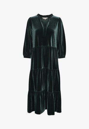Zelena obleka iz žameta z nabranim vratnim izrezom, večplastnim dizajnom in rokavi do tri četrtine. Gladka tekstura z tekočim silhuetom.