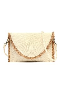 Tkanikasta torbica preko ramena u krem boji s okruglim preklopom i teksturiranim resicama. Ima odvojivi remen za svestrano nošenje.
