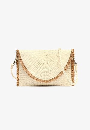 Geweven strooien schoudertas in crème met een ronde klep en textuurfranje randen. Voorzien van een afneembare schouderriem voor veelzijdig gebruik.