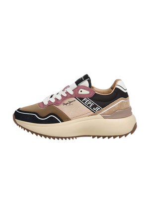Sneakers con un mix di materiali in marrone, rosa, nero e bianco, caratterizzati da una suola distintiva, lacci e branding sul lato.