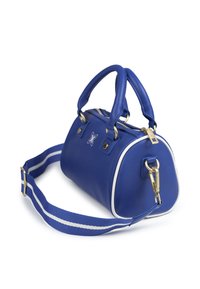 Plava kožna torba s zlatnim dijelovima, zaobljenog dizajna, dvostrukim ručkama i odvojivim prugastim remenom za rame. Bijeli naglasci.
