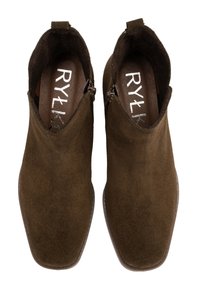 O pereche de botine din suede maro, cu fermoare laterale și vârfuri ușor pătrate, văzute dintr-o parte, cu marca RYŁKO în interior.
