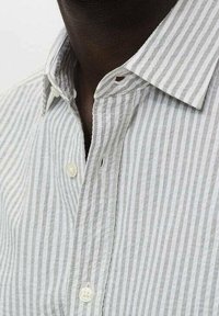 Camicia a righe grigio chiaro e bianco, con collo classico, piccole chiusure con bottoni e tessuto morbido e testurizzato.