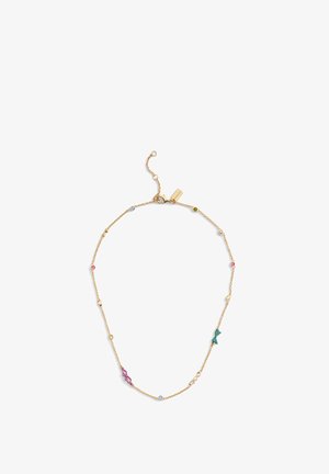 Collier chaîne en or avec perles colorées. Comprend des accents bleus, verts, roses et jaunes, avec des formes décoratives et une fermeture à pince de homard.