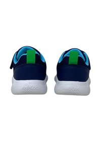 Sneakers a rete blu navy con accenti blu e un passante verde. Presentano una suola bianca imbottita con fori di ventilazione e il logo "GEOX" impresso.