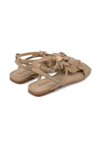 Beige suède platte sandalen met bloemenaccenten, open teen ontwerp, banddetails en platte zolen. Merknnaam "ALMA EN PENA" zichtbaar op de inlegzolen.