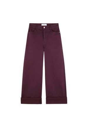 Pantalones de pierna ancha en mezclilla burdeos oscuro, con bolsillos frontales, cierre de botón y puños enrollados para un detalle adicional.