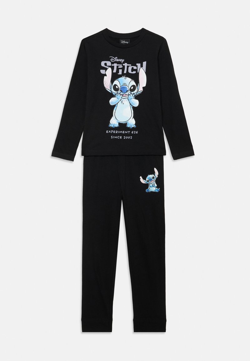 Čierny pyžamový set obsahujúci top s dlhým rukávom a nohavice. Top má modrý grafický obrázok Stitche; nohavice majú menší grafický obrázok Stitche na boku.
