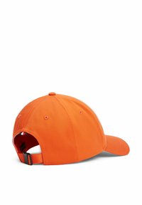 Cappello arancione regolabile con visiera curva, banda in tessuto e fori di ventilazione. Presenta un dettaglio a strap di contrasto sul retro.