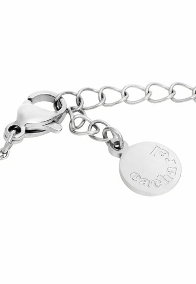 Sølvarmbånd med kæde-link design, der har en lobsterlås og en cirkulær charm med præget tekst. Glat og poleret finish.