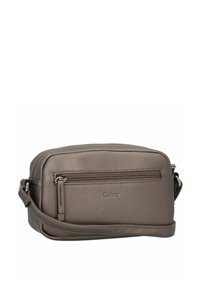 Braune synthetische Umhängetasche mit einem Reißverschluss-Vorderfach, verstellbarem Gurt und geprägtem Logo-Detail. Flache, rechteckige Form.