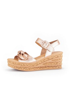 Roze gouden wedge-sandalen met een geknoopte voorkant, verstelbare enkelriem en een gegoten kurken plateau met uitsnijdingen.