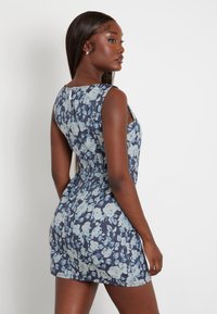 Guess KURZES MIT FLORALEM MUSTER - Farmerruha - blumenmuster blau