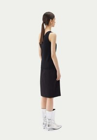 GOBI Cashmere MIT EIN-SCHULTER AUSSCHNITT  - Linne - black