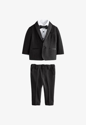Sort tuxedosæt til små børn med jakke med satin revers, hvid skjorte, sort butterfly og matchende formelle bukser på hvid baggrund.