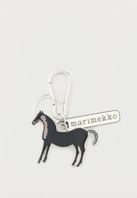 Zwarte sleutelhanger in de vorm van een paard, gemaakt van metaal met een glanzende afwerking. Voorzien van een zilverkleurige clip en een label met "marimekko" in zwarte letters.
