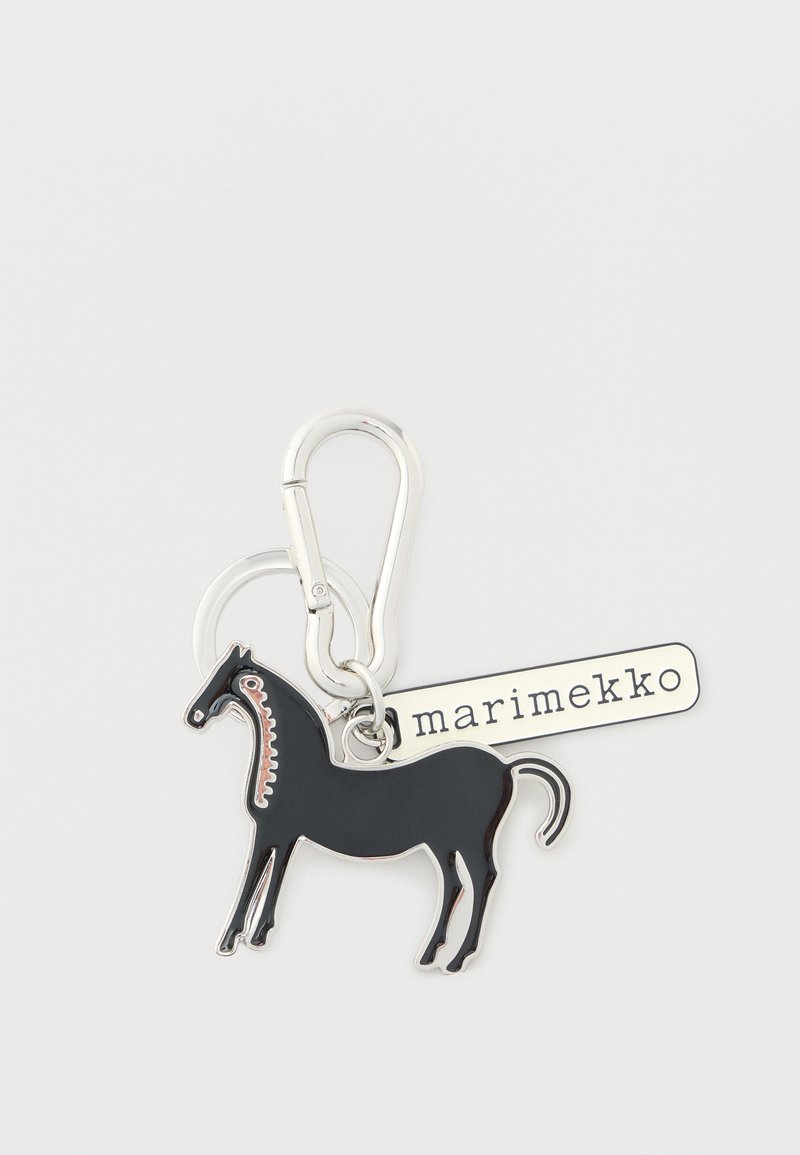 Zwarte sleutelhanger in de vorm van een paard, gemaakt van metaal met een glanzende afwerking. Voorzien van een zilverkleurige clip en een label met "marimekko" in zwarte letters.