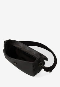 Borsa a tracolla nera in pelle con scomparto principale aperto, tasca con zip interna e tracolla in tessuto regolabile con chiusura in metallo su sfondo bianco.