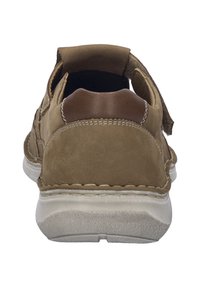 Hnědé semišové boty s béžovým koženým akcentem, měkkým polstrovaným podpatkem, bílou strukturovanou podrážkou a otevřeným designem pro prodyšnost. Uzavření na suchý zip.