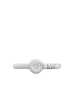Silberner Ring mit einem runden, klaren Edelstein in der Mitte und eingravierten römischen Ziffern IX auf dem Ring.