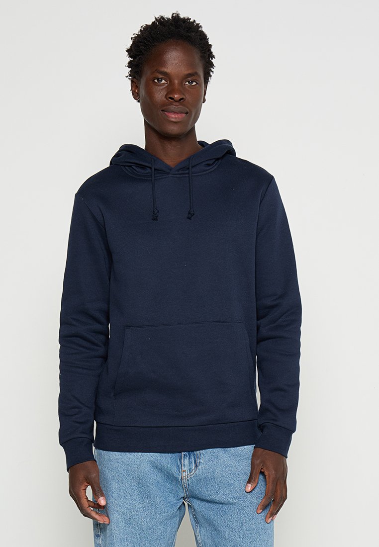 Granatowy sweatshirt z kapturem, wykonany z miękkiej tkaniny, z kieszenią z przodu, regulowanymi sznurkami i ściągaczami na rękawach. Casualowy krój o minimalistycznym designie.