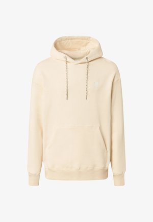 Sudadera con capucha color crema con bolsillo canguro frontal, capucha con cordón y terminales metálicos, y un sutil emblema bordado en el pecho izquierdo.
