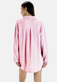 Lichtroze lange mouwen shirt, gemaakt van gestructureerde stof, met een kraag, plooien aan de achterkant en een relaxed fit.